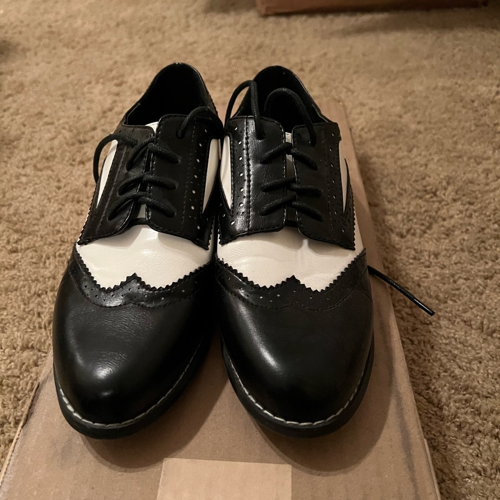 Shoe Dazzle - black and white shoes